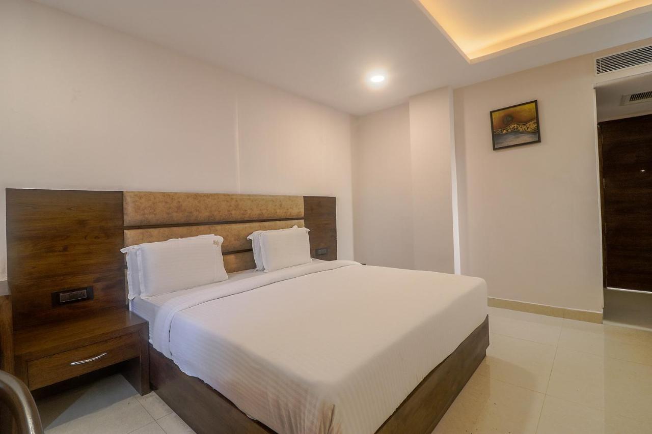 Fabhotel Mid Town Grand Panchkula Exterior foto