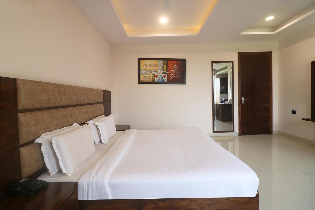 Fabhotel Mid Town Grand Panchkula Exterior foto