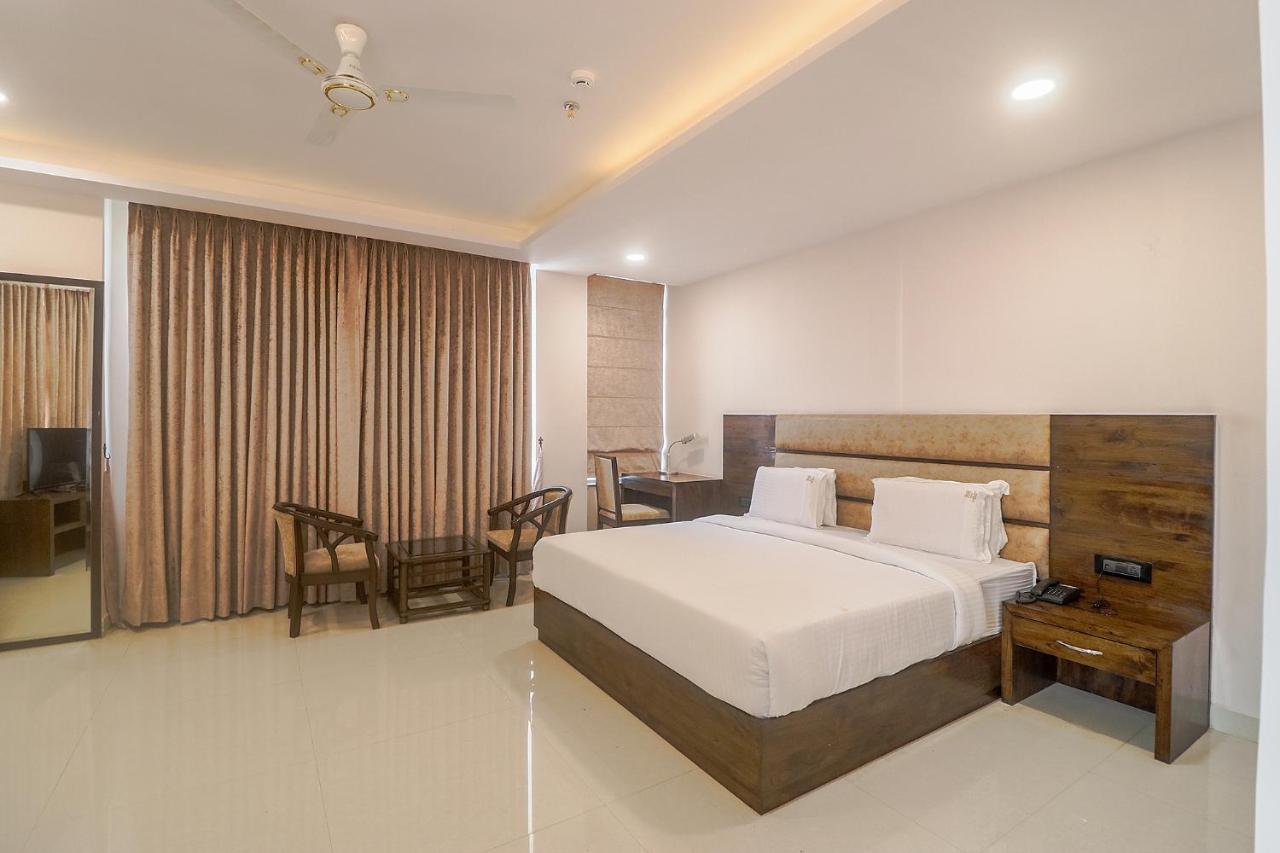 Fabhotel Mid Town Grand Panchkula Exterior foto
